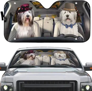 ישן אנגלית רועים כלב זוג מאושר עם כובע יד שמאל כונן המכונית שמשיה, ישן אנגלית רועים כמה נוסעים על כביש אוטומטי S
