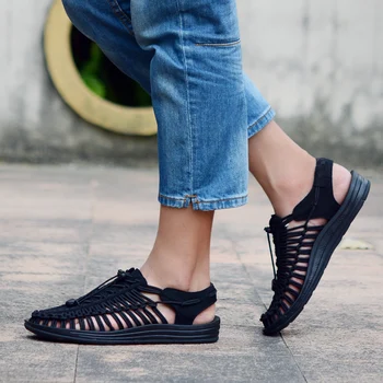 נעלי בית אריגה עיצוב קיץ ביץ ' גברים סנדלי נשים סנדלים לנשימה מזדמנים שטוחות סנדלים חיצוניים זוגות סנדלים גודל 48